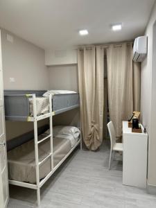 Zimmer mit 2 Etagenbetten und einem Schreibtisch in der Unterkunft RESIDENZA ESPOSITO in Neapel