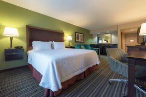 a hotel room with a bed and a desk at Hampton Inn Brooksville Dade City in Ridge Manor