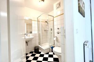 a bathroom with a shower toilet and a sink at Cozy-Livings / Parkplatz, TOP-Lage, Balkon, Küche in Neu-Anspach