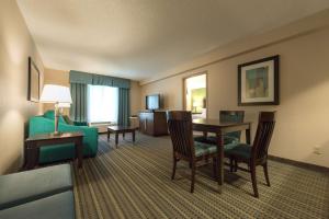 Habitación de hotel con mesa y sofá en Hampton Inn Brooksville Dade City, en Ridge Manor