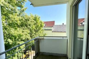 - Balcón con vistas a un edificio en Cozy-Livings / Parkplatz, TOP-Lage, Balkon, Küche, en Neu-Anspach