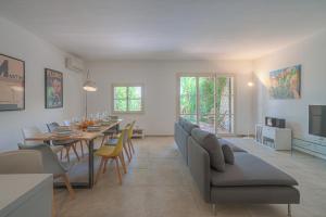 sala de estar con mesa y comedor en Villa Infinity- Pool - Wifi - Parking, en Taormina