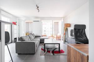 a living room with a couch and a table at T2 Entre plage et centre ville-Terrasse/Parking in Marseille