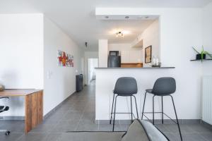 a kitchen with two chairs and a bar in a room at T2 Entre plage et centre ville-Terrasse/Parking in Marseille