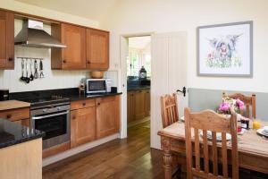 A kitchen or kitchenette at Colby Cottage