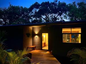 une petite maison avec une terrasse en face de celle-ci dans l'établissement Finca Panda, à Boquete