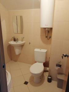 uma pequena casa de banho com WC e lavatório em Апартамент в Бяла em Byala