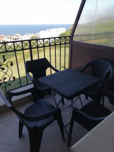 un tavolo e sedie su un balcone con vista di Апартамент в Бяла a Byala