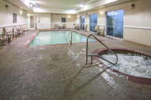 una grande piscina con vasca idromassaggio in una camera d'albergo di Hampton Inn and Suites Waxahachie a Waxahachie