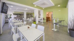 A restaurant or other place to eat at Hotel Bahia Playa