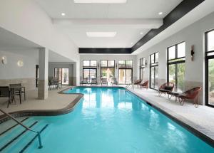 una gran piscina de agua azul en un edificio en Hampton Inn & Suites Dallas-DFW Airport Hurst, en Hurst