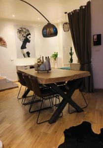 comedor con mesa de madera y sillas en Studio Dream On en Ostende