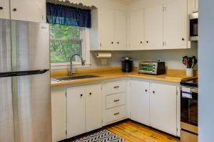 una cocina con armarios blancos y fregadero en Dog-Friendly Fitchburg Vacation Rental, Hike and Ski en Fitchburg