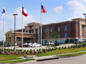 un edificio con tre bandiere davanti di Hampton Inn Dallas-Rockwall a Rockwall