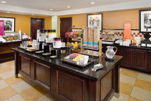 eine Theke in einem Hotelzimmer mit Lebensmitteln in der Unterkunft Hampton Inn and Suites Dallas/Lewisville-Vista Ridge Mall in Lewisville