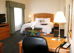 Postel nebo postele na pokoji v ubytování Hampton Inn Dallas-Rockwall
