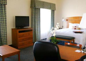 TV a/nebo společenská místnost v ubytování Hampton Inn Dallas-Rockwall
