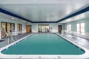 uma grande piscina com água azul num edifício em Hampton Inn Dublin em Newbern