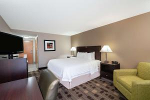 Habitación de hotel con cama y TV en Hampton Inn Dublin, en Newbern