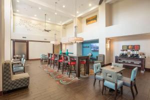 un comedor con una mesa larga y sillas en Hampton Inn & Suites Dayton-Airport, en Englewood