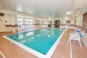 una gran piscina con sillas y una mesa en Hampton Inn & Suites Dayton-Airport, en Englewood