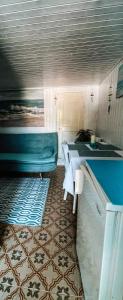 Zimmer mit einem Bett, einem Tisch und einem Waschbecken in der Unterkunft Guesthouse Porto in Cres