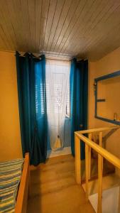 Våningssäng eller våningssängar i ett rum på Guesthouse Porto
