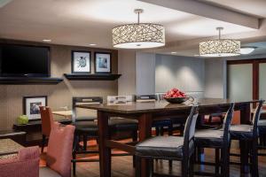 迪比克的住宿－漢普頓迪比克酒店，一间带大桌子和椅子的用餐室