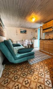 salon z kanapą i kuchnią w obiekcie Guesthouse Porto w mieście Cres