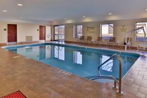 a large swimming pool in a hotel room at Hampton Inn & Suites Dayton-Vandalia in Murlin Heights