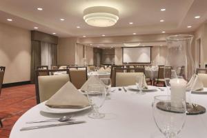 Гостиная зона в Hilton Garden Inn Falls Church +32 фотографии