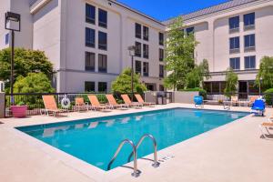 una piscina con sillas y un edificio en Hampton Inn by Hilton Decatur, en Decatur
