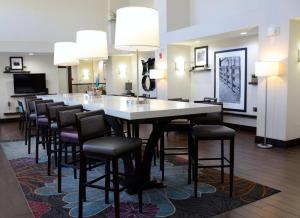 comedor grande con mesa grande y sillas en Hampton Inn & Suites Athens/Interstate 65, en Athens