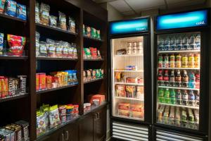 Supermarket nebo jiné obchody v  hotelu nebo okolí