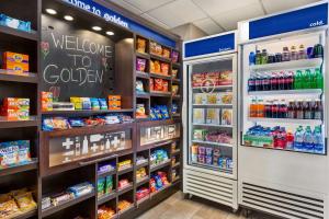 Supermarket nebo jiné obchody v  hotelu nebo okolí