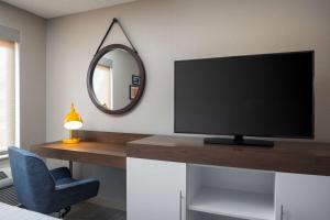TV a/nebo společenská místnost v ubytování Hampton Inn Denver-West/Golden
