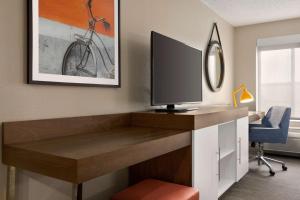 TV a/nebo společenská místnost v ubytování Hampton Inn Denver-West/Golden