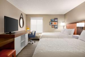 Postel nebo postele na pokoji v ubytování Hampton Inn Denver-West/Golden
