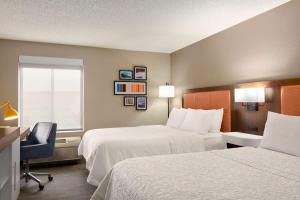 Postel nebo postele na pokoji v ubytování Hampton Inn Denver-West/Golden