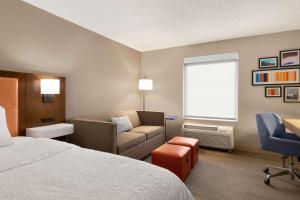 Postel nebo postele na pokoji v ubytování Hampton Inn Denver-West/Golden