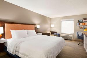 Postel nebo postele na pokoji v ubytování Hampton Inn Denver-West/Golden