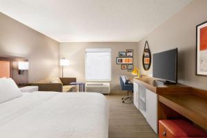 TV a/nebo společenská místnost v ubytování Hampton Inn Denver-West/Golden