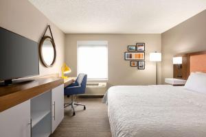 Postel nebo postele na pokoji v ubytování Hampton Inn Denver-West/Golden