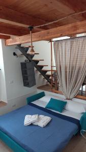 ein Schlafzimmer mit einem Bett mit zwei Handtüchern darauf in der Unterkunft Home & Bed Spartano in Sapri