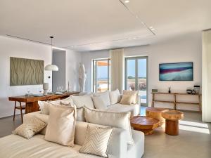 a living room with a white couch and a table at Villa Rojo in Santa Maria