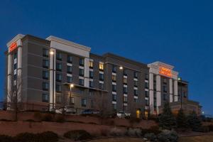 Un edificio de hotel con un cartel en él por la noche. en Hampton Inn & Suites Denver/Highlands Ranch, en Littleton