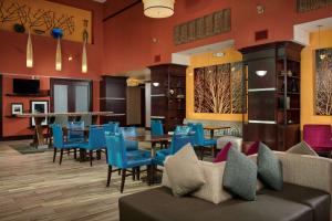 una sala da pranzo con sedie e tavoli blu di Hampton Inn & Suites Denver/Highlands Ranch a Littleton
