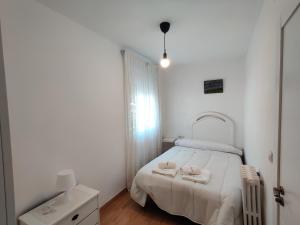 a bedroom with a bed with two towels on it at Casa El Carmen in Alar del Rey