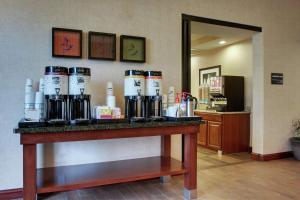 Příslušenství pro přípravu čaje a kávy v ubytování Hampton Inn & Suites Denver Littleton