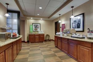 Kuchyň nebo kuchyňský kout v ubytování Hampton Inn & Suites Denver Littleton